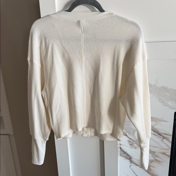 Express Cream Sweater - Picture 4 of 4